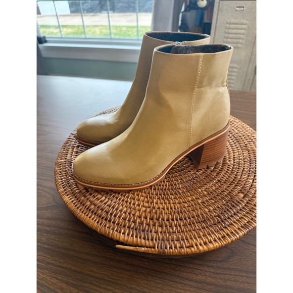Unknown Shoes - Korks Beige Leather Ankle Boots Block Heel Side Zip Lug Sole Booties Women